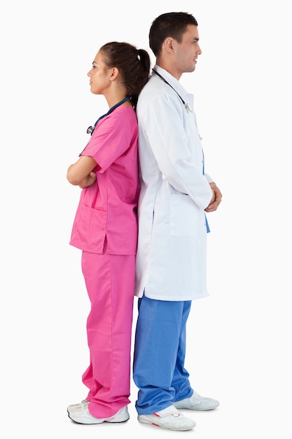 Porträt eines Doktors und der Krankenschwester, die zurück zu Rückseite aufwerfen