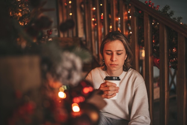 Porträt eines ehrlichen, authentischen Träumerjungen-Teenagers in Traurigkeit, die zu Hause Weihnachten bedrückt