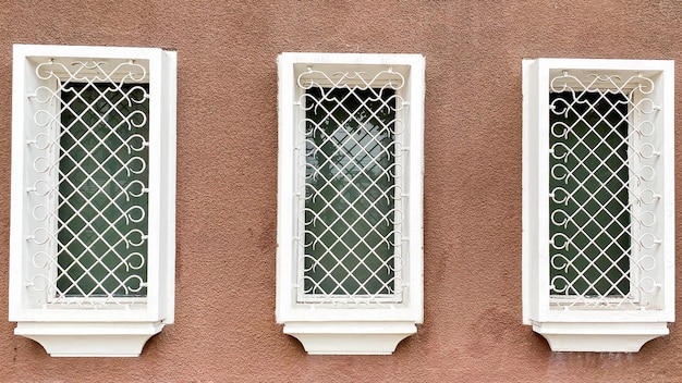 Porträt eines einzigartigen Fensters mit weißer Farbe