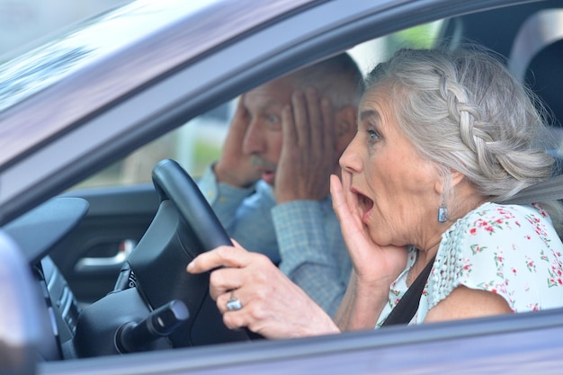 Porträt eines emotionalen älteren Paares, das Auto fährt