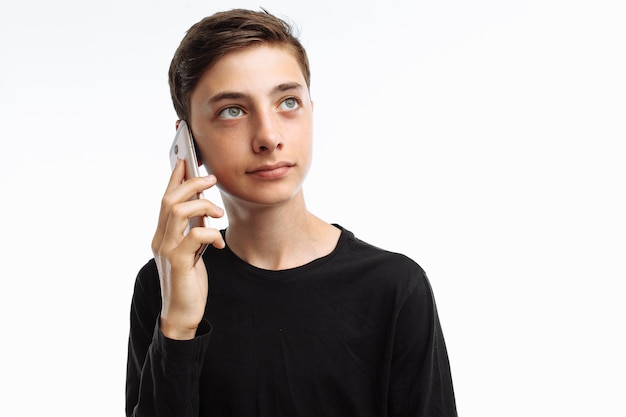 Porträt eines emotionalen Teenagers, der am Telefon spricht