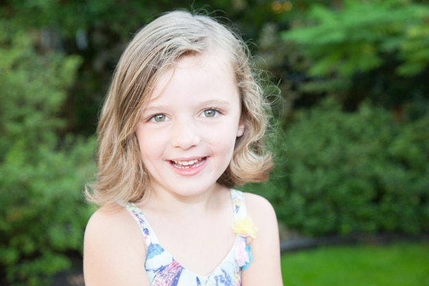Porträt eines entzückenden lächelnden kleinen Mädchens im Freien