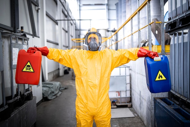 Porträt eines erfahrenen Arbeiters, der Kanister mit giftigen und biologisch gefährlichen Abfällen in einer Chemiefabrik hält
