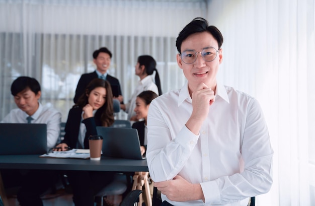 Porträt eines erfolgreichen, selbstbewussten männlichen Managers im Harmoniebüro