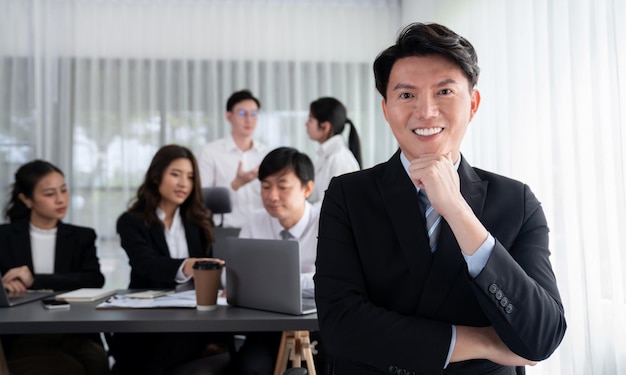 Porträt eines erfolgreichen, selbstbewussten männlichen Managers im Harmoniebüro