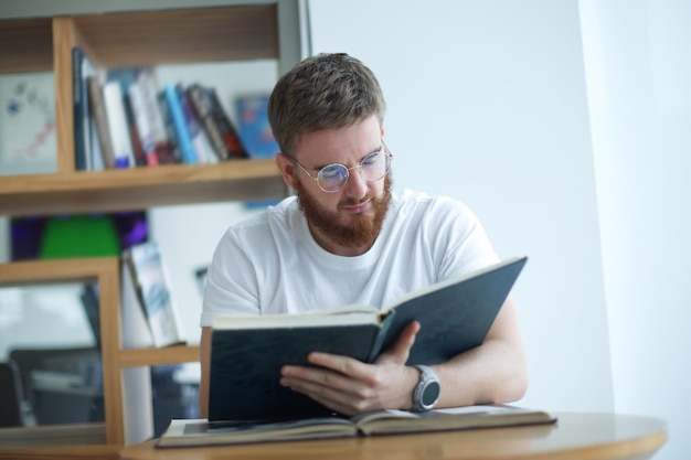 Porträt eines ernsthaften, konzentrierten jungen Mannes mit Brille, der studiert