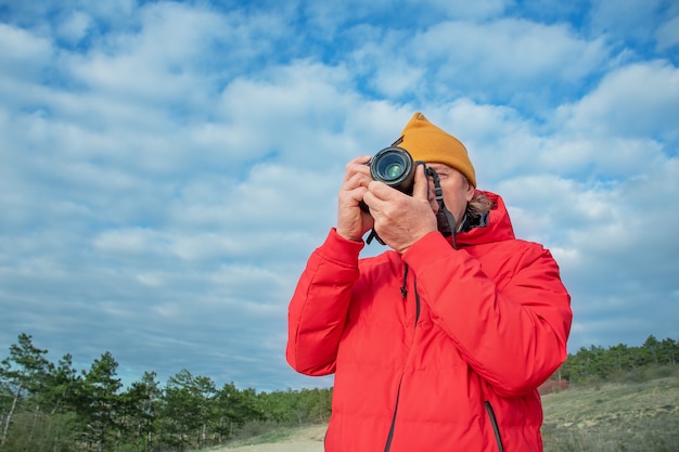 Porträt eines erwachsenen Mannes, der Bilder in der Natur macht