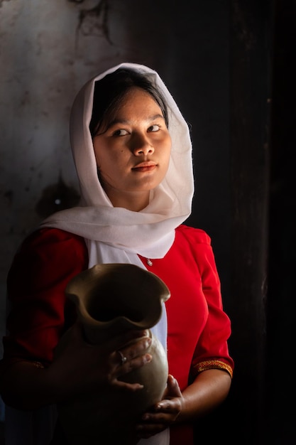 Porträt eines ethnischen Cham-Mädchens im Bau-Truc-Keramikdorf Phan Rang in der Provinz Ninh Thuan, Vietnam