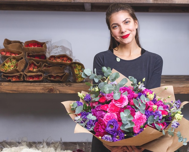 Porträt eines Floristen mit einem Blumenstrauß