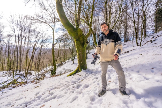 Porträt eines Fotografen im Schnee, der die Winterfotografie genießt