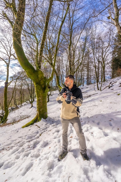 Porträt eines Fotografen im Schnee, der die Winterfotografie genießt