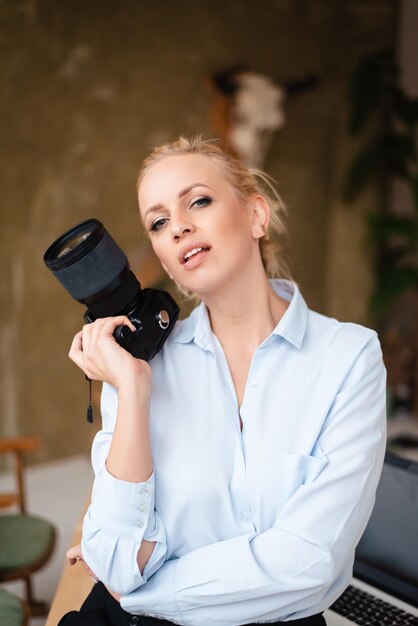 Porträt eines Fotografen mit Digitalkamera in der Hand