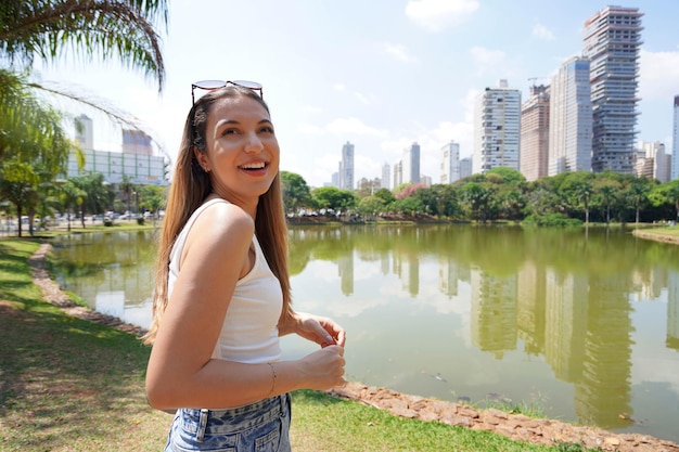 Porträt eines fröhlichen brasilianischen Mädchens im Vaca Brava Park in Goiania Goias, Brasilien