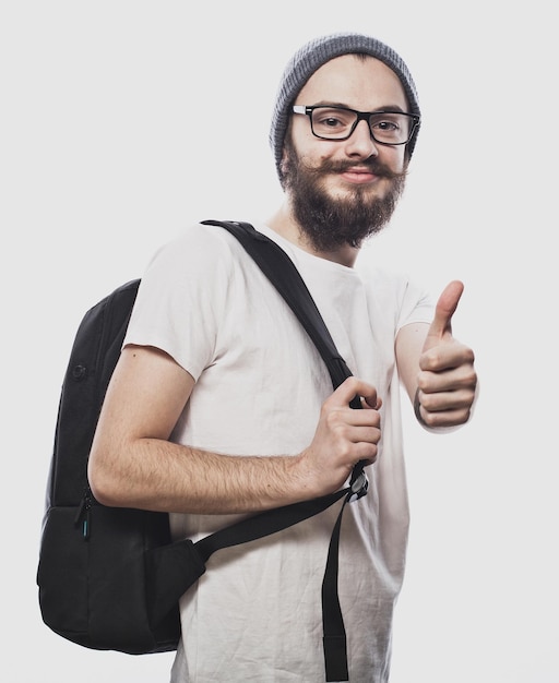 Porträt eines fröhlichen jungen bärtigen Mannes, der auf dem weißen Hintergrund eine okay-Geste zeigt