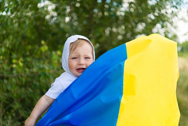 Porträt eines fröhlichen Jungen in traditioneller ukrainischer Nationalkleidung - Vyshyvanka. Kind in der Natur.