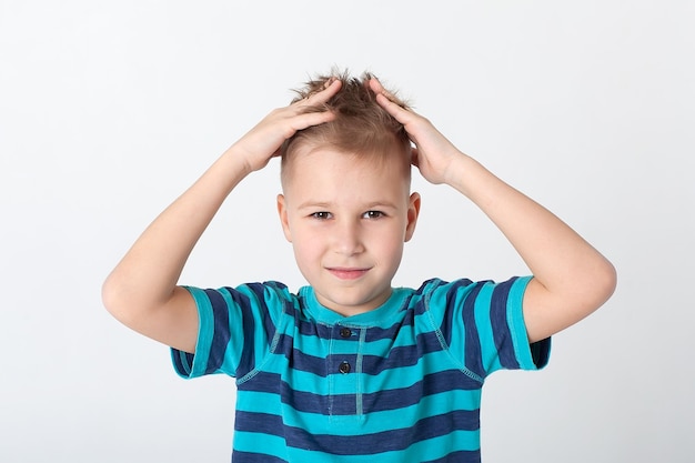 Porträt eines fröhlichen Jungen mit einer guten Idee, die über blauem Hintergrund isoliert ist 10-jähriges Kind, das mit dem Finger nach oben zeigt Kind zeigt mit dem Finger nach oben Fröhlicher Junge zeigt etwas