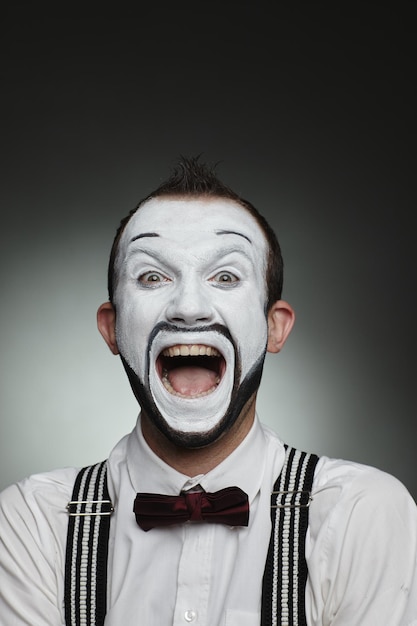 Foto porträt eines fröhlichen pantomimen mit unterschiedlichen gesichtsgefühlen