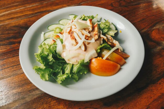 Porträt eines Gemüsesalats auf Holztisch