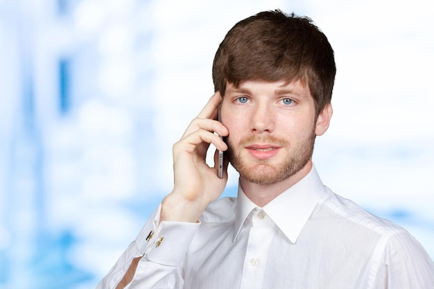 Porträt eines Geschäftsmannes, der am Telefon spricht