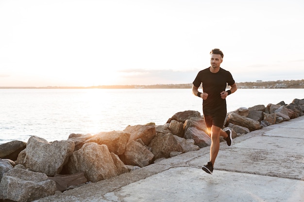 Porträt eines gesunden Sportlers beim Joggen