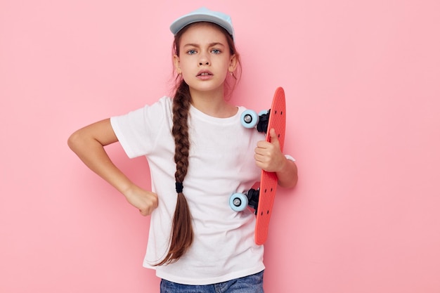 Porträt eines glücklich lächelnden Mädchens, das weiße T-Shirt-Emotionen aufwirft Lifestyle unverändert