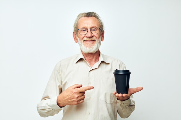 Porträt eines glücklichen älteren Mannes in einem Hemd und einer Brille, eine beschnittene Ansicht aus schwarzem Glas