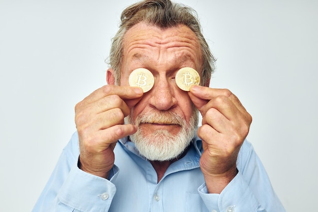 Porträt eines glücklichen älteren Mannes Kryptowährung Bitcoin Gesicht Nahaufnahme beschnittene Ansicht der Investition