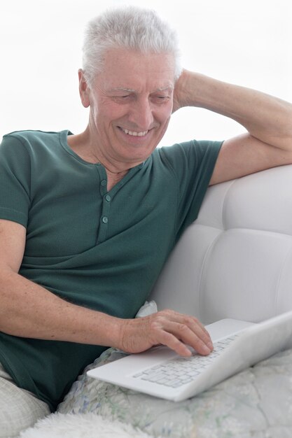 Porträt eines glücklichen älteren Mannes mit Laptop