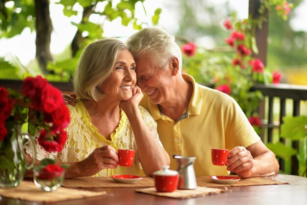 Porträt eines glücklichen älteren Paares, das Kaffee trinkt