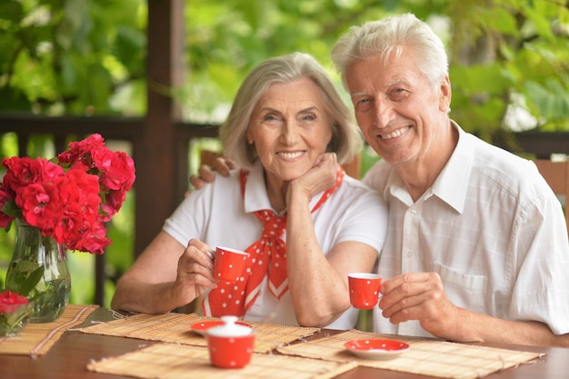 Porträt eines glücklichen älteren Paares, das Kaffee trinkt