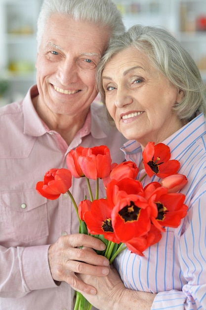 Porträt eines glücklichen älteren Paares, das sich umarmt