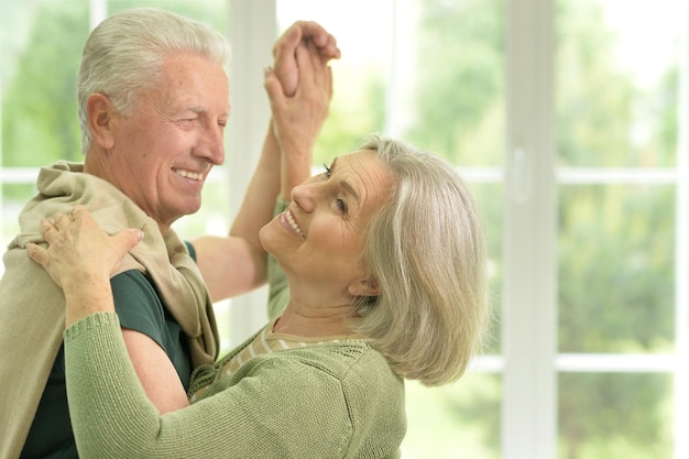 Porträt eines glücklichen älteren Paares, das sich umarmt