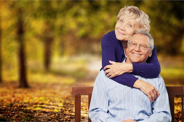 Porträt eines glücklichen älteren Paares, das zu Hause lächelt