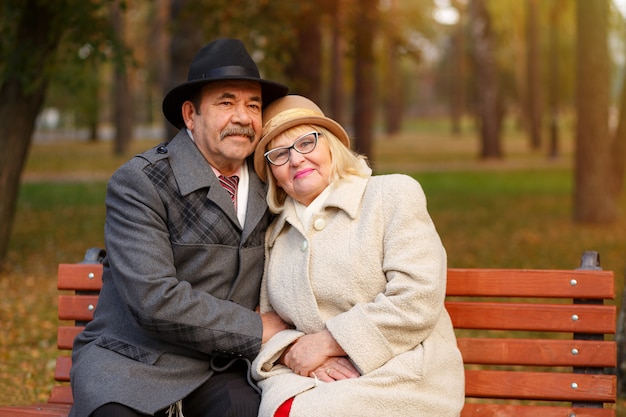 Porträt eines glücklichen älteren Paares im Herbstpark