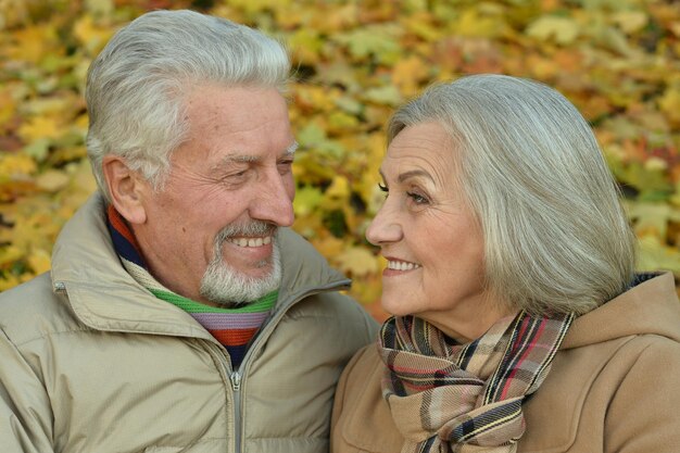 Foto porträt eines glücklichen älteren paares im herbstpark