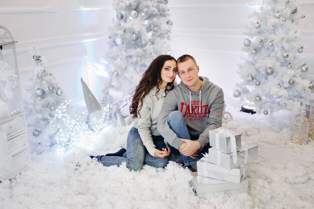 Porträt eines glücklichen Ehepaares zu Weihnachten