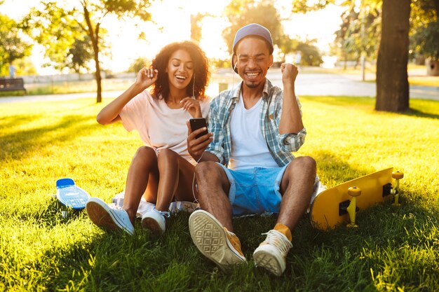 Porträt eines glücklichen jungen afrikanischen Paares