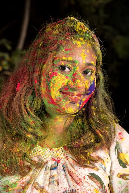 Porträt eines glücklichen jungen Mädchens auf dem Fest der Farben Holi