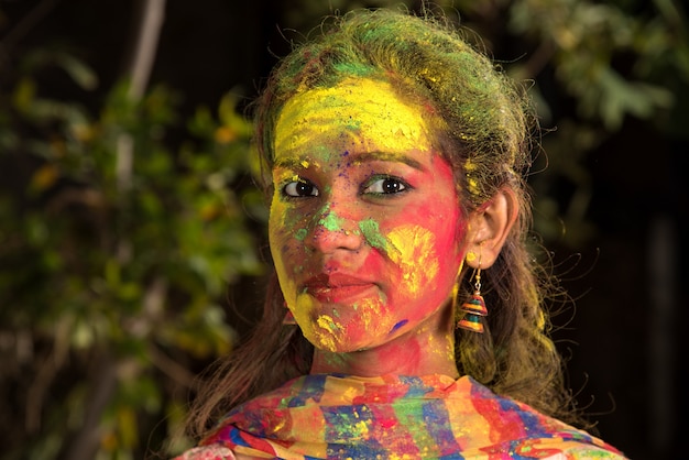 Porträt eines glücklichen jungen Mädchens auf dem Fest der Farben Holi