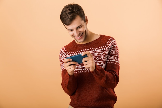 Porträt eines glücklichen jungen Mannes stehend