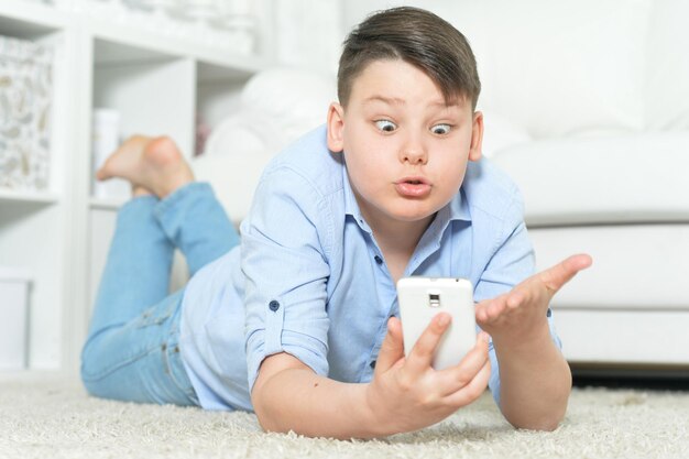 Porträt eines glücklichen Jungen mit Smartphone