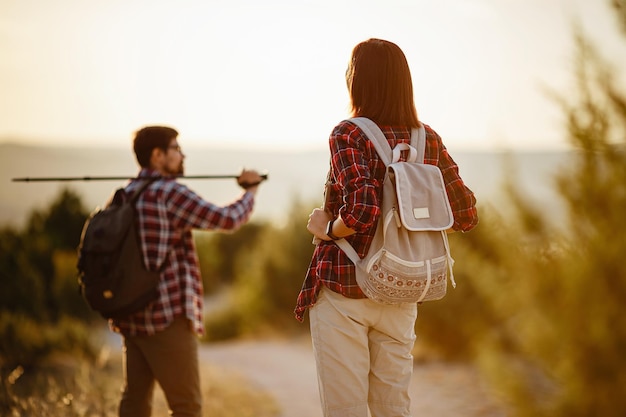 Porträt eines glücklichen jungen Paares, das sich auf seiner Wanderung amüsiert Kaukasisches und asiatisches Wanderpaar, das sich im Sommerurlaub amüsiert