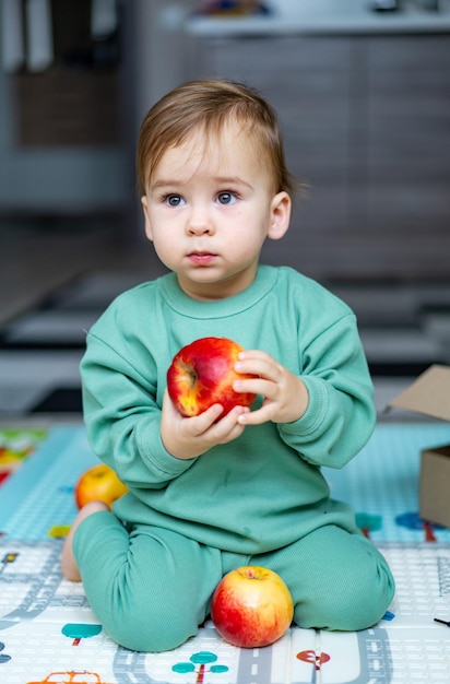 Porträt eines glücklichen kleinen Jungen mit roten Äpfeln Kleines Baby, das Apfel isst Konzept des Gesundheitswesens und der gesunden Kinderernährung