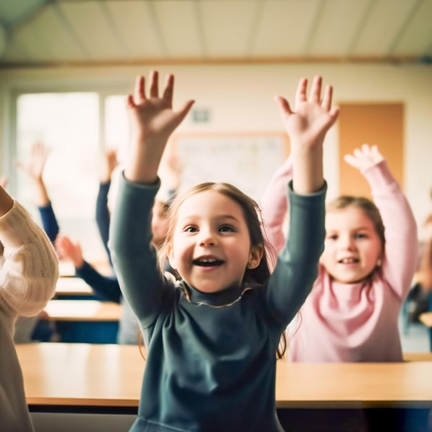 Foto porträt eines glücklichen kleinen mädchens, das während einer schulstunde im klassenzimmer die hände hebt