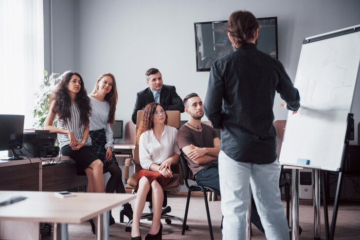 Foto porträt eines glücklichen kreativen teams von leuten, die während des treffens im büro sprechen.