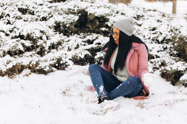 Porträt eines glücklichen Mädchens Afroamerikanische junge Frau mit Brille und Handschuhen lächelt im Winter