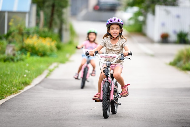 Porträt eines glücklichen Mädchens, das Fahrrad fährt
