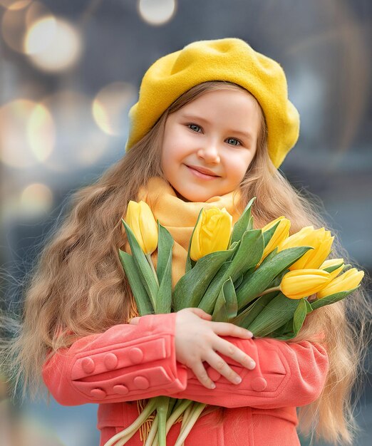 Porträt eines glücklichen Mädchens mit einem Strauß gelber Tulpen auf einem Frühlingsspaziergang Blumen zum Internationalen Frauentag