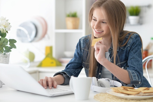 Porträt eines glücklichen Mädchens mit Laptop