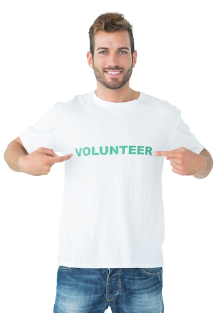 Porträt eines glücklichen männlichen Freiwilligen, der auf selbst zeigt